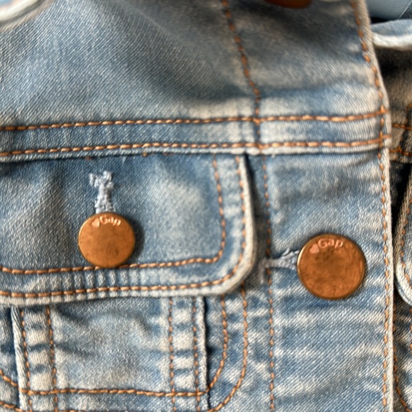 EUC Baby Gap denim jacket. Size US 5. - Picture 4 of 5